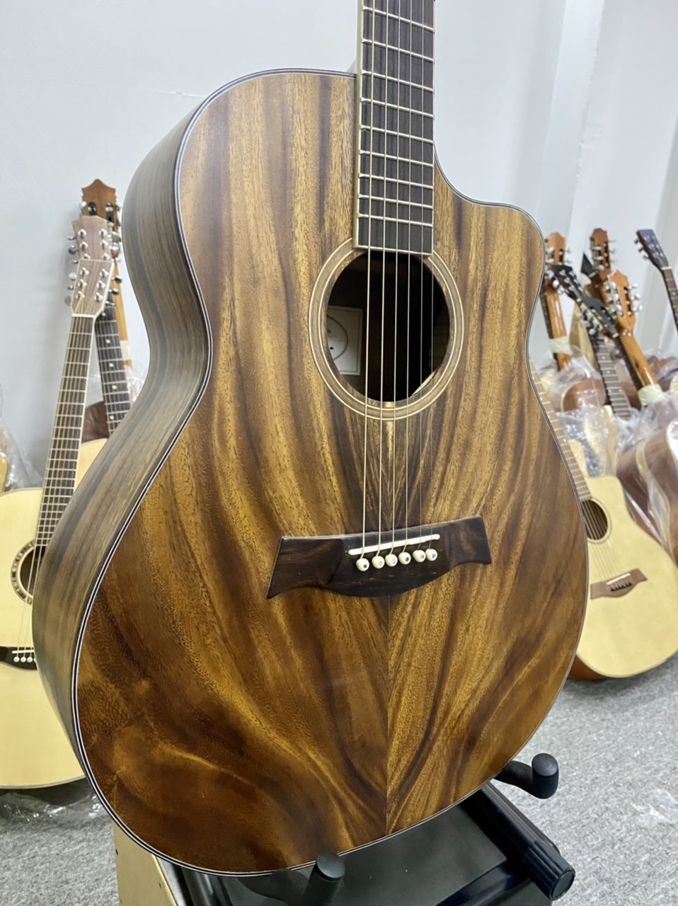 GUITAR BINH NGUYEN A300 FULL DIEP – DARK BROWN WOOD COLOR LIKE WALNUT WOOD – SUITABLE FOR ELEGANT INTERIOR SPACE – GOOD, WARM SOUND